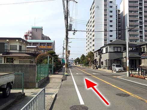 左手にエメラルド色の屋根の建物があります。1階がすずき歯科医院です。右手には大きい団地(末広団地)があります。